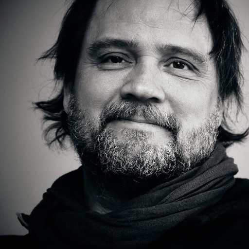 Svartvitt porträtt av Jesper Winblad